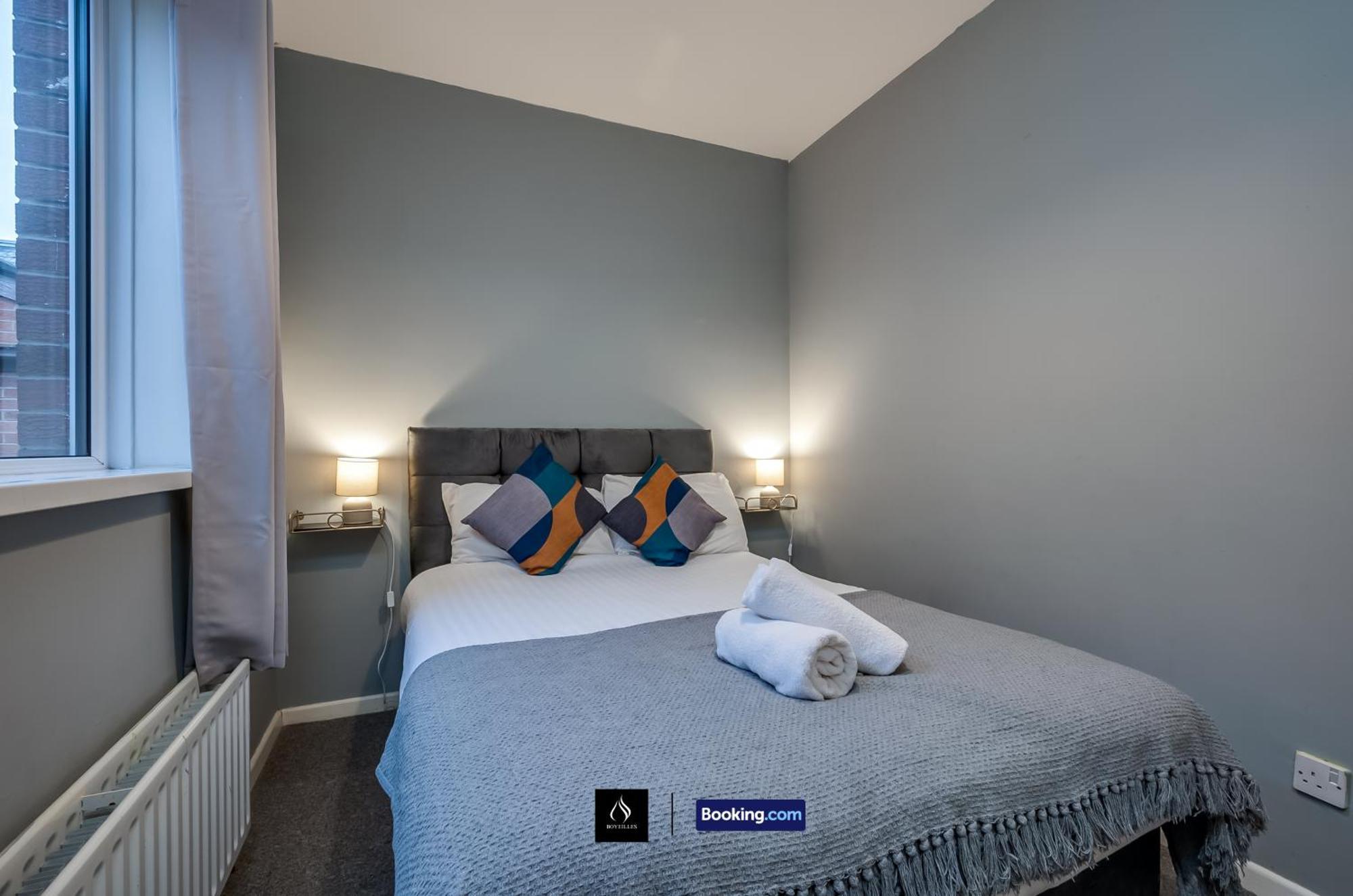 2 Bedrooms House By Boyeilles Apartments Short Lets & Serviced Accommodation Belfast With Free Wifi *