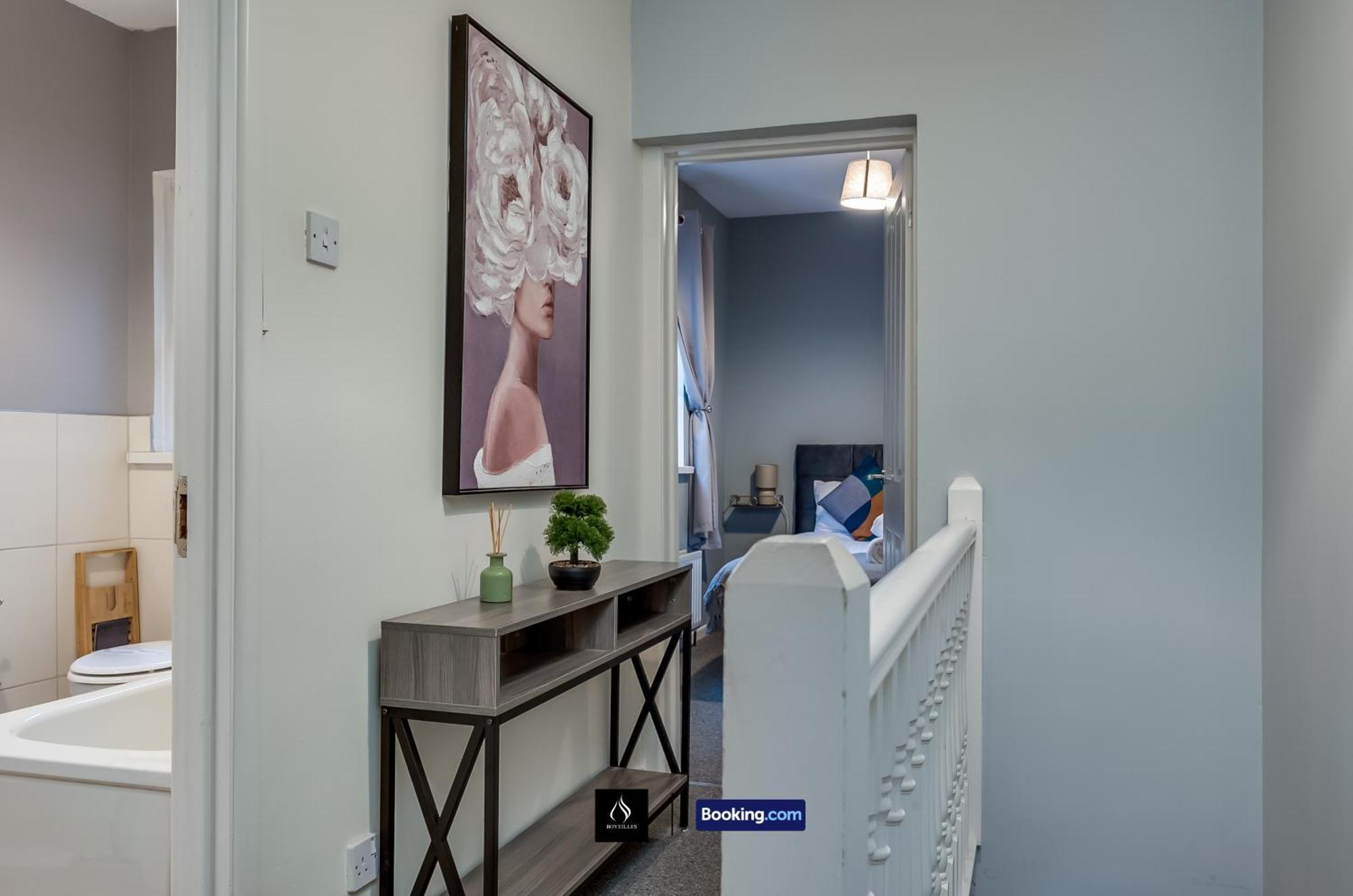 2 Bedrooms House By Boyeilles Apartments Short Lets & Serviced Accommodation Belfast With Free Wifi Holiday home Belfast